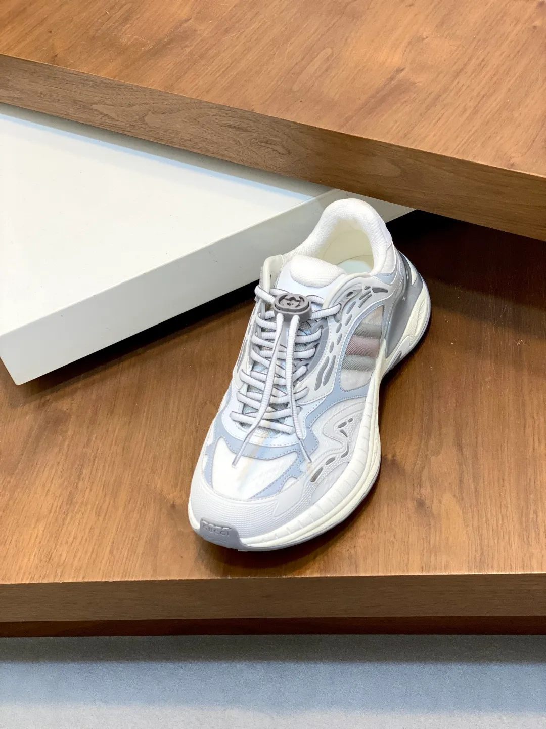 Men's Men's Shoes 💰900 Gucci Gucci 2.0 Sports Shoes Couple's Style Retro Casual Shoes Running Shoes Original Purchase, Development, Production Gucci 2.0 Sports Shoes reinterpret the brand's iconic striped webbing elements. This sneaker reinterprets the iconic details. It uses EVA thick soles and a smart silhouette to bring a stable and comfortable wearing experience. Exquisite packaging at the delivery counter. Fabric: original imported cowhide + technical fabrics. Lining: original imported breathable mesh. Sole: original molded ultra-light foam rubber. Bottom thickness: 4CM. Size: 39-44 (customized for 38, 45, 56)